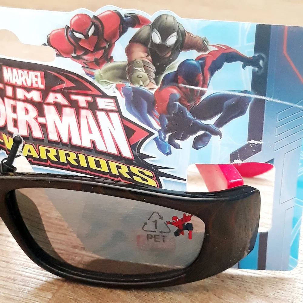 Marvel Ultimate Spider-Man Web Warrior Kids Sunglasses + Red Fidget Spinner